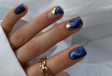 Маникюр на август 2025: цвета, текстуры и стильные идеи