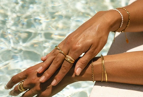 Маникюр для моря: стойкий, стильный, безопасный